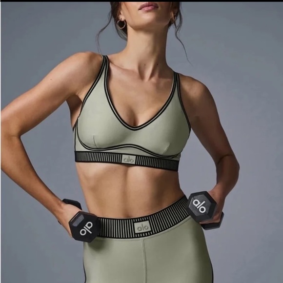 Alo Yoga Airlift Line Up Set in Limestone - Picture 3 of 6